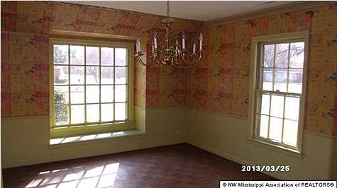 5th image of 1505 Holly St