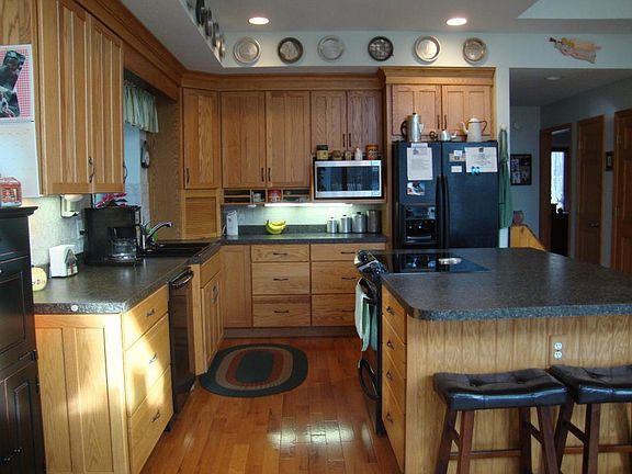 LARGE KITCHEN