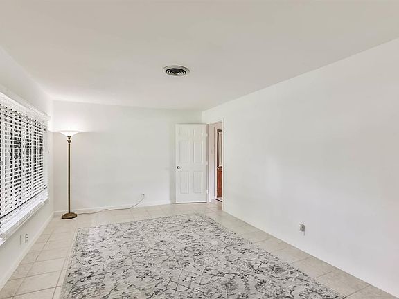 Family Room (18x11)