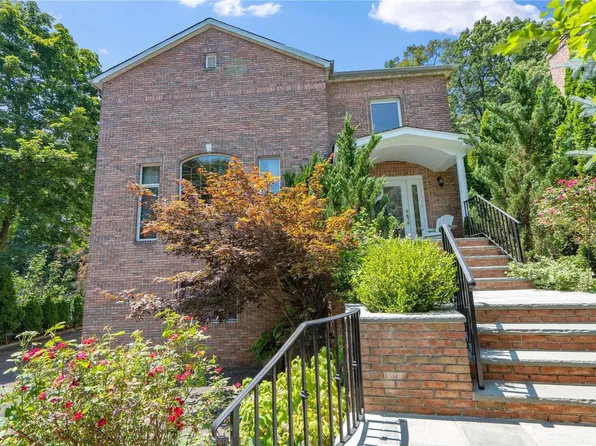 40 Middle Neck Road, Roslyn, NY 11576