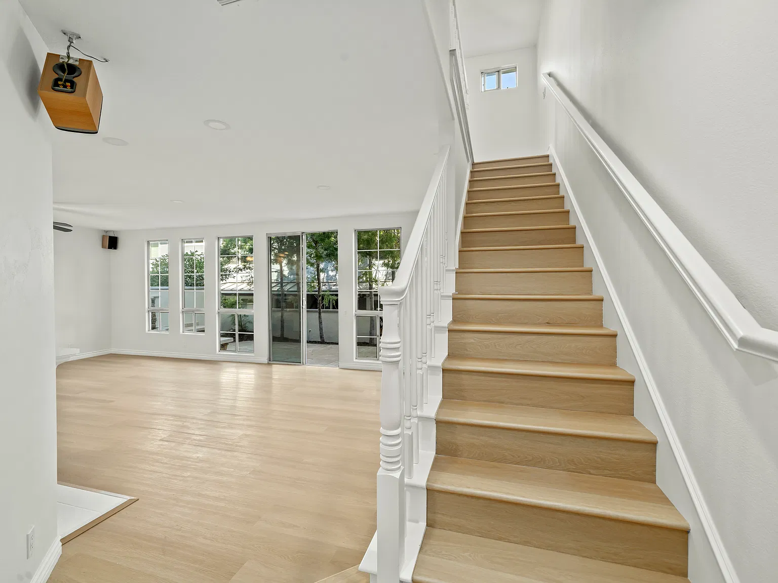 3 bed, 2.5 bath, 1596 sqft, $5,995 — Photo 2