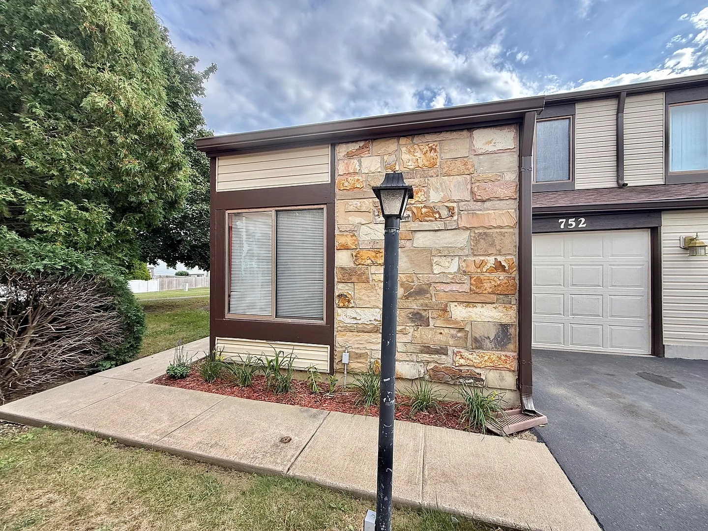 3 bed, 1.5 bath, 1370 sqft, $2,500 — Photo 1