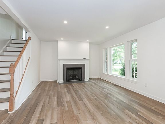 3rd image of 27011 Normandy Rd