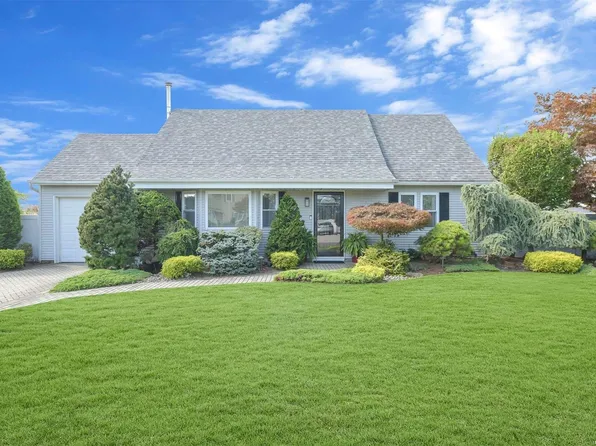 20 Gateway Drive, Copiague, NY 11726