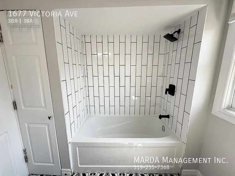 1677 Victoria Ave — Photo 45