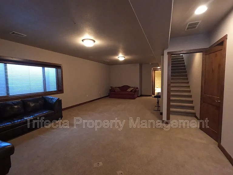 1032 Hessen Dr — Photo 14