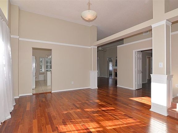 5th image of 404 Cinnamon Oak Ct
