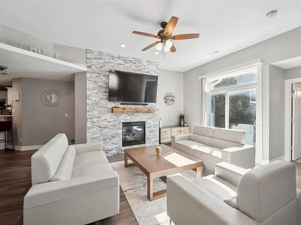 10120 Meredith Dr #9, Urbandale, IA 50322