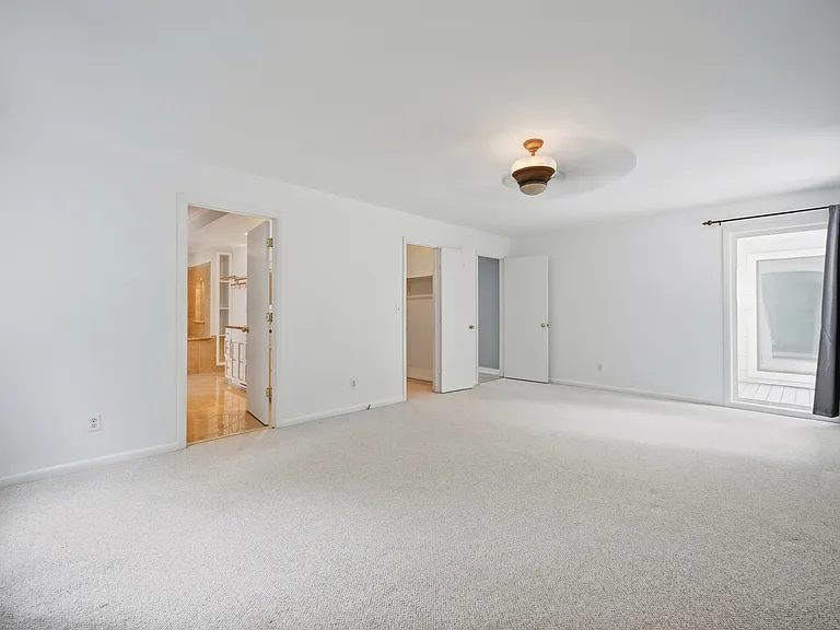 1044 Commodore Dr — Photo 16