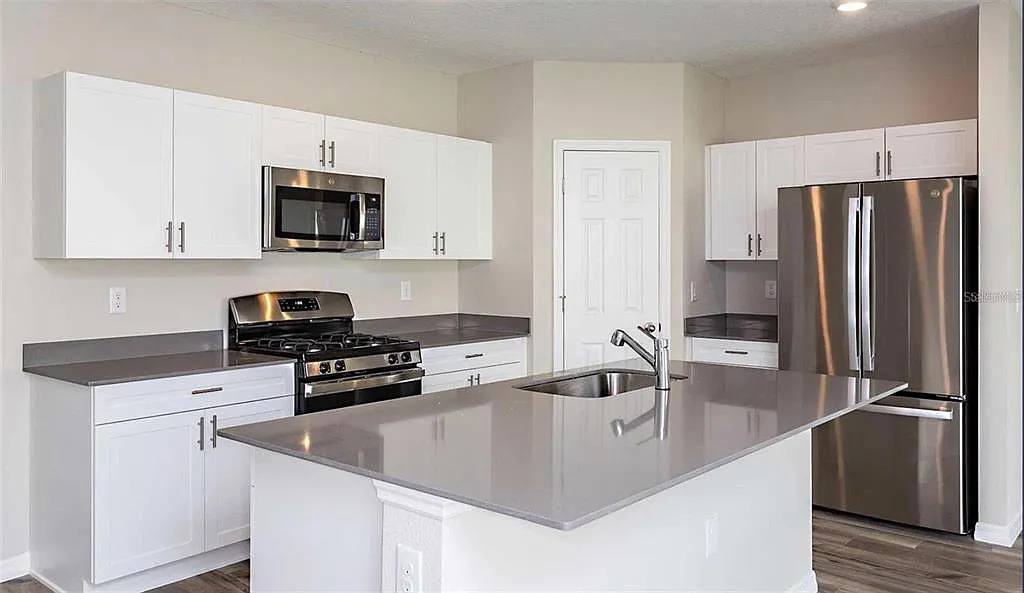 4 bed, 2.5 bath, 2057 sqft, $3,600 — Photo 2