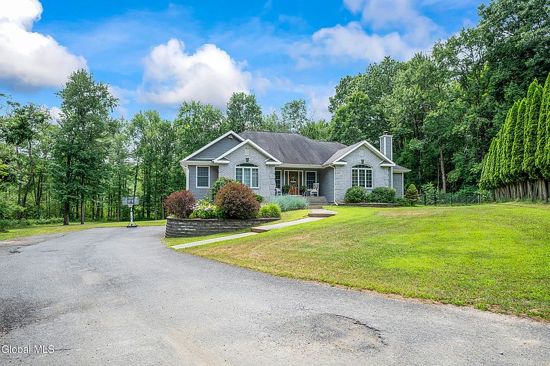 5th image of 8 Clement Drive