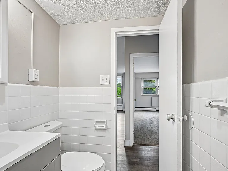 Bryn Mawr Apartments — Photo 18