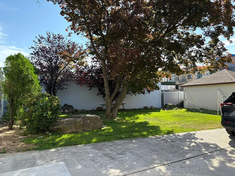 8115 Surrey Pl — Photo 12