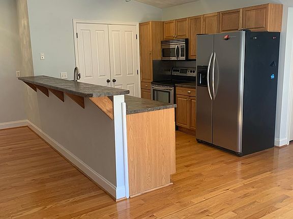 4th image of 365 Miller St