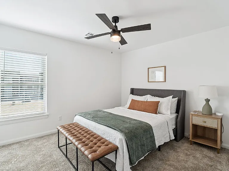 2410 W Charleston St — Photo 41