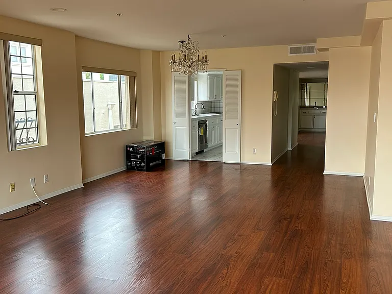 1932 Pelham Ave #301 — Photo 2