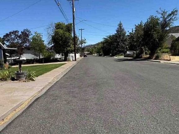 Exterior Neighborhood (street photo)