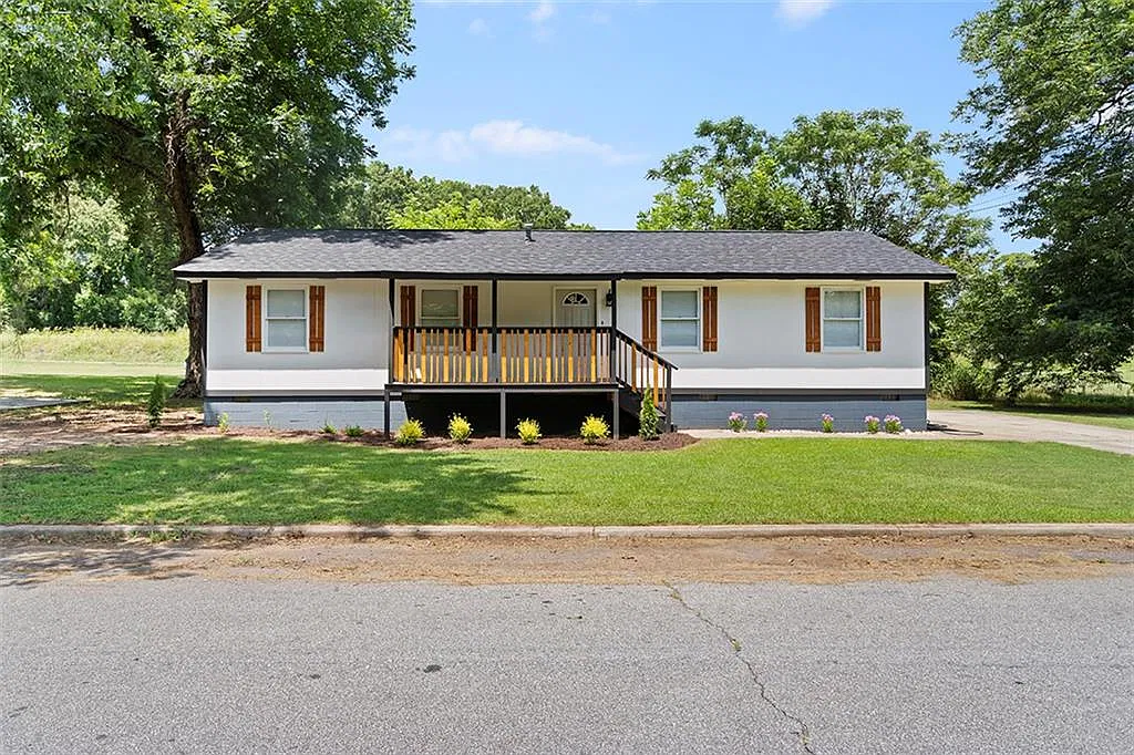 3 bed, $1,595 — Photo 1