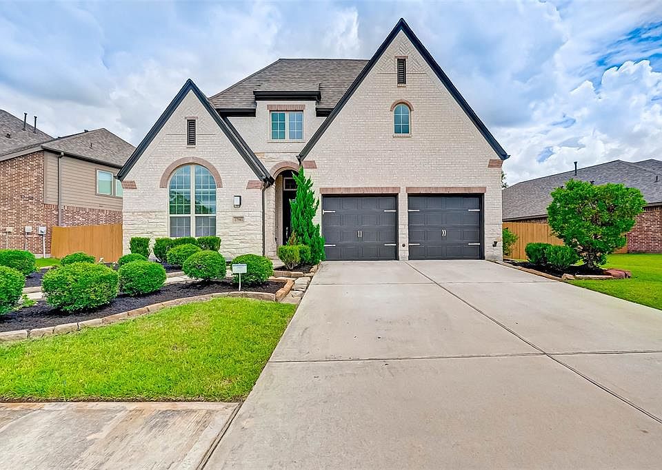 Come tour this Stunning 1-story home