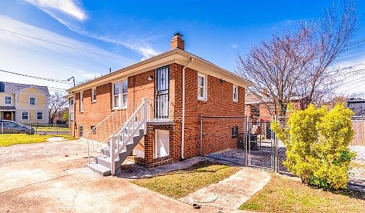 2nd image of 609 49th Pl NE