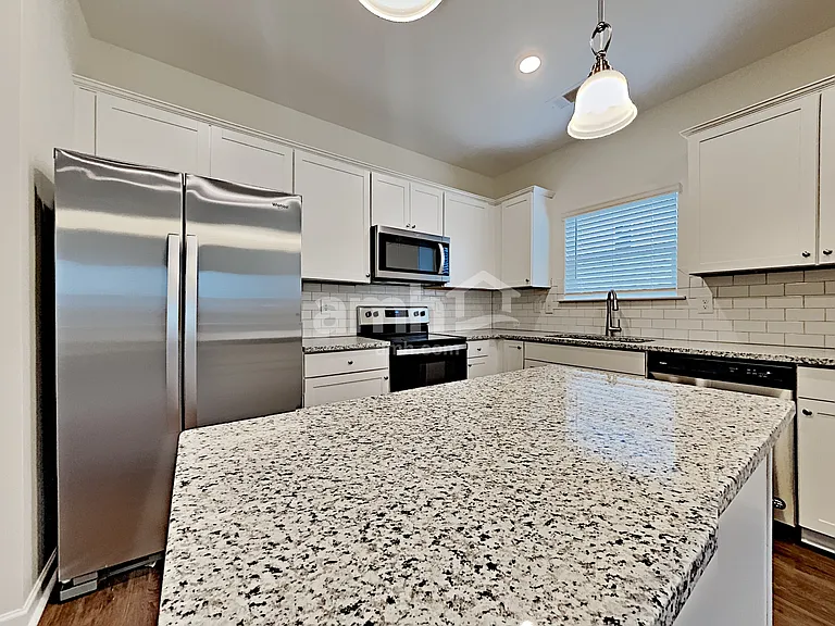 180 Landsdown Xing — Photo 3