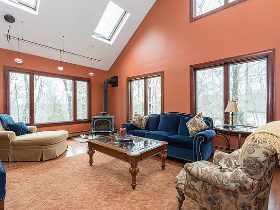 5th image of 12 Quaker Hill Dr