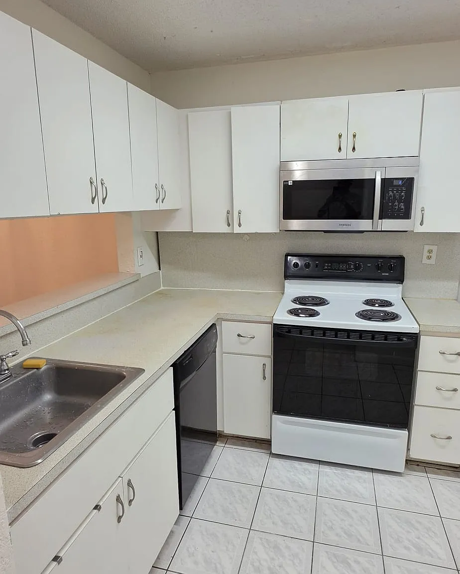 N Sherman Cir, Miramar — Photo 2
