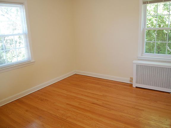 4th image of 49-23 Hanford St #1