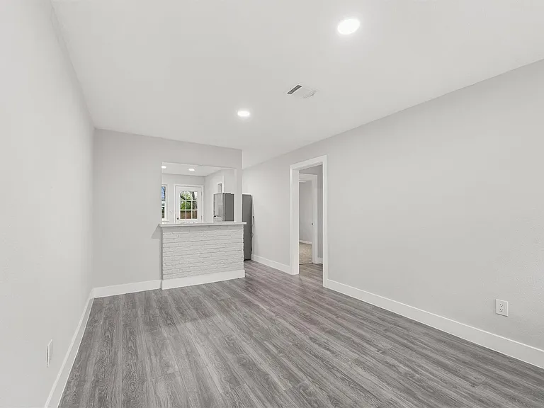 4630 Clover St — Photo 5