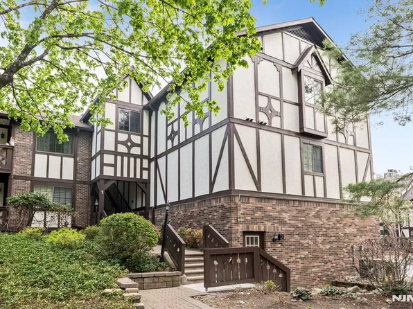 107 Mark Twain Way, Mahwah, NJ 07430