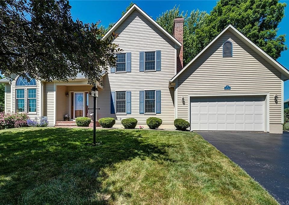 Impeccable Updated Liverpool Colonial, within walking distance to the Village or the Parkway.