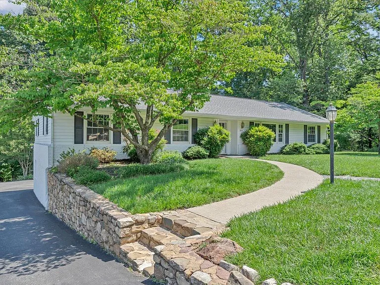 1814 Pelham Dr — Photo 2