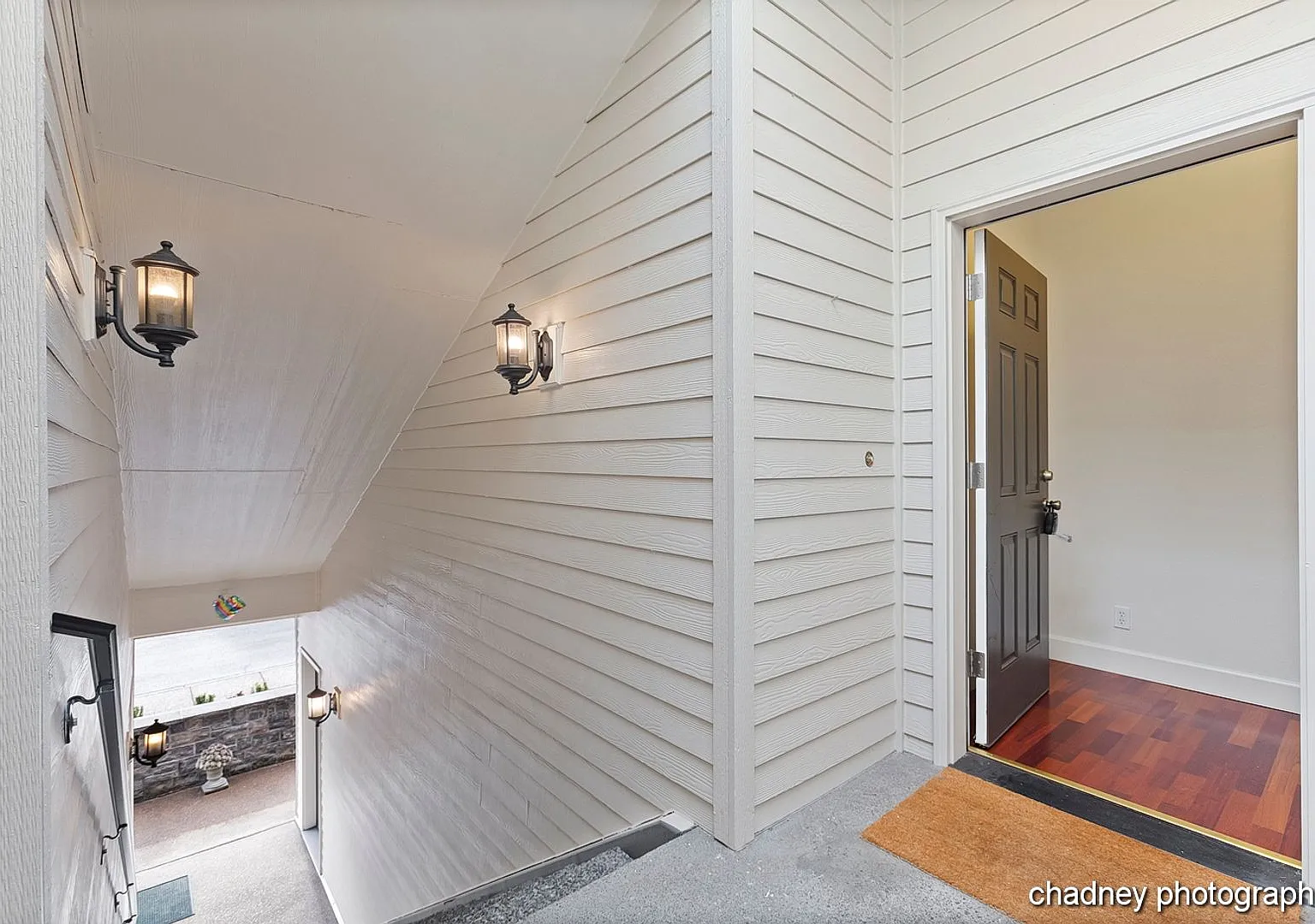 Exceptional Condition! Gated Community, Garage, Pool & Community Room. High end finishes ! — Photo 3