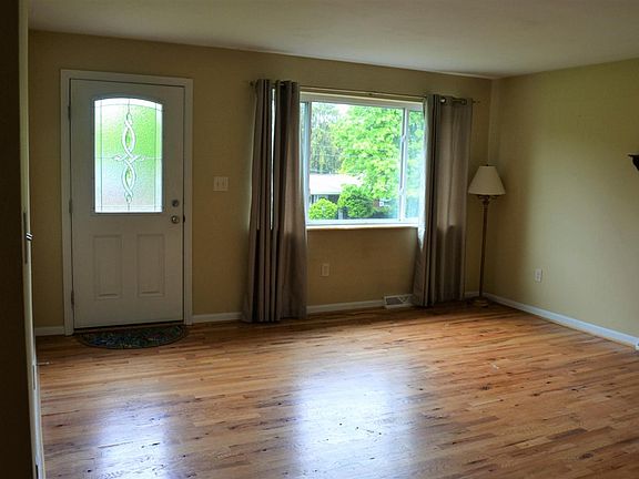 4th image of 36 Julia Ave
