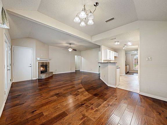 2nd image of 2124 Emerald Oaks