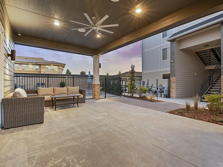 The Summit Apartments — Photo 28