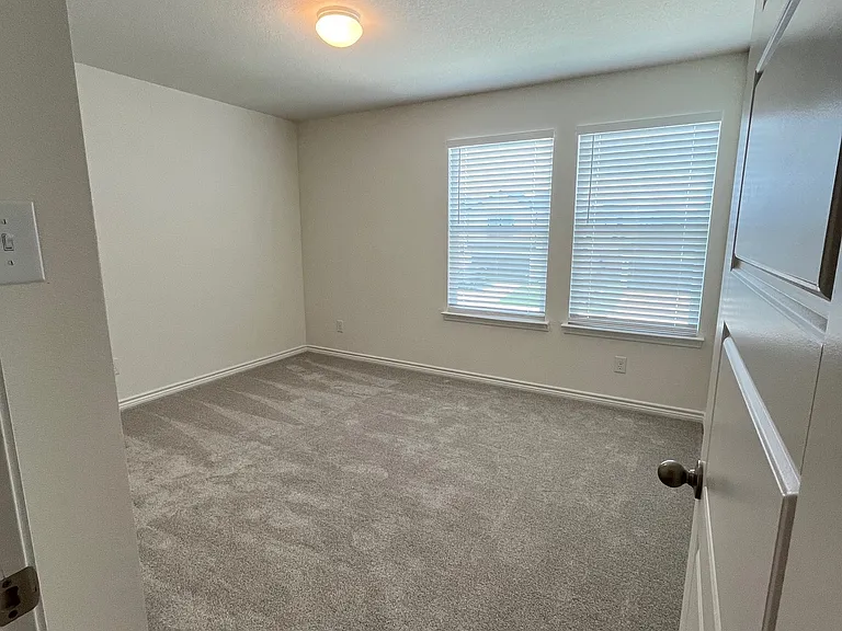 11642 Black Rose — Photo 7