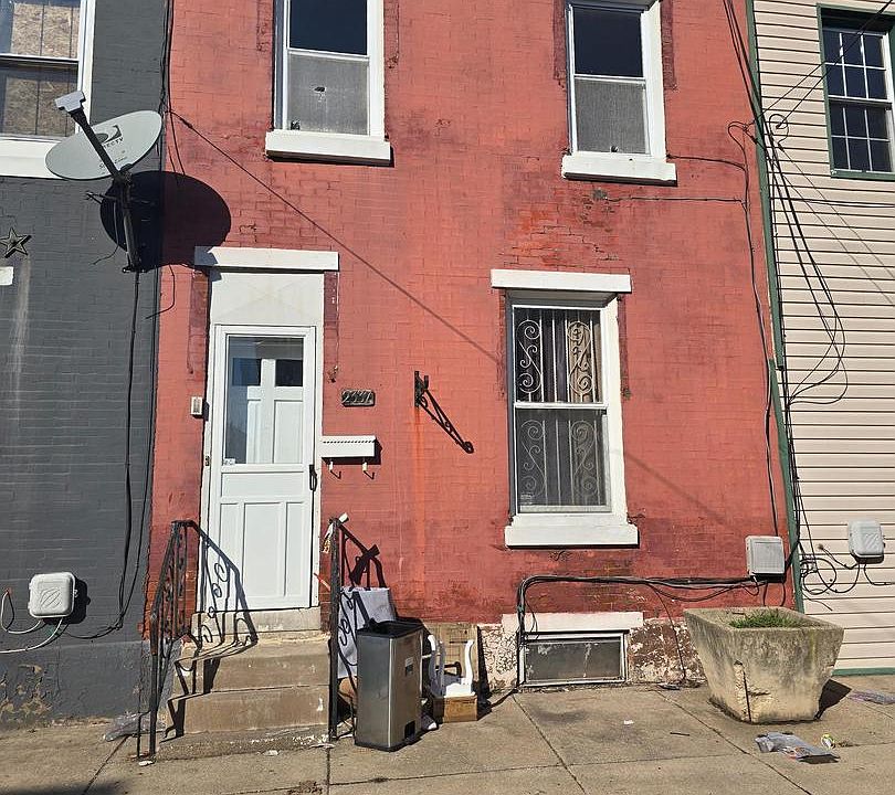 1st image of 2337 W Sergeant St