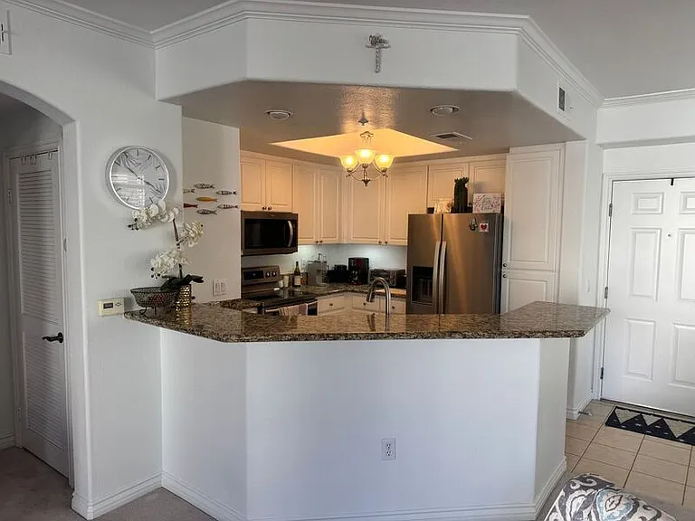 9263 Regents Rd #B210 — Photo 6