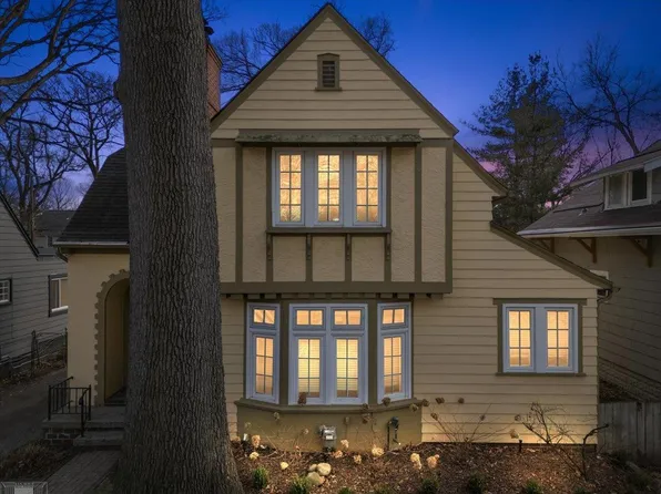 24 Devonshire Rd, Pleasant Ridge, MI 48069