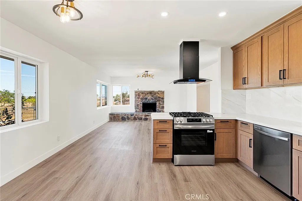 3 bed, 2327 sqft, $2,800 — Photo 3
