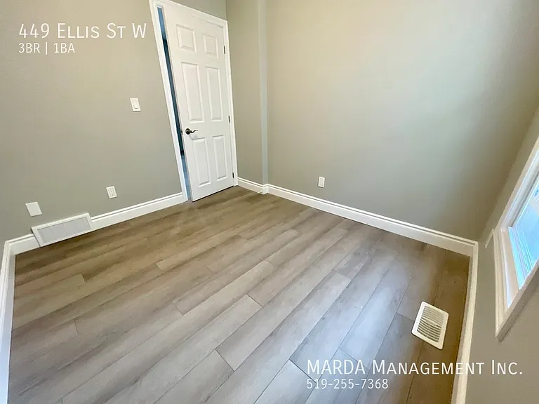 449 Ellis St W — Photo 13