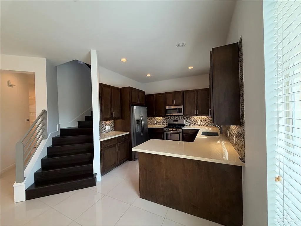 3 bed, 2.5 bath, 2540 sqft, $2,300 — Photo 4