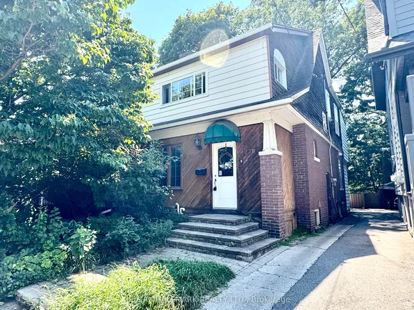 228 Gainsborough Rd, Toronto, ON M4L 3C6