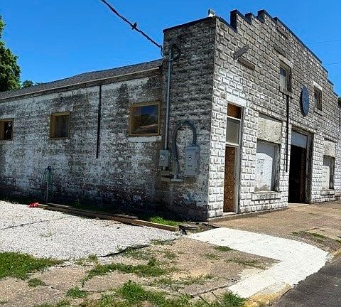 2nd image of 405 Sand St