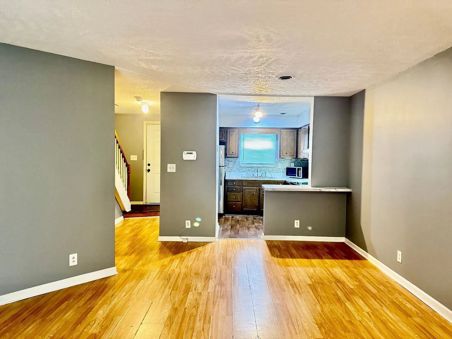 Awesome Condo!! 2 Bed/1.5 Bath! 1100 sq.ft. Close to Post!! Move in Ready!! — Photo 3