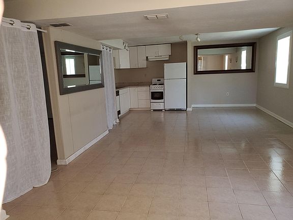 5th image of 2108 Woodlawn Dr #D