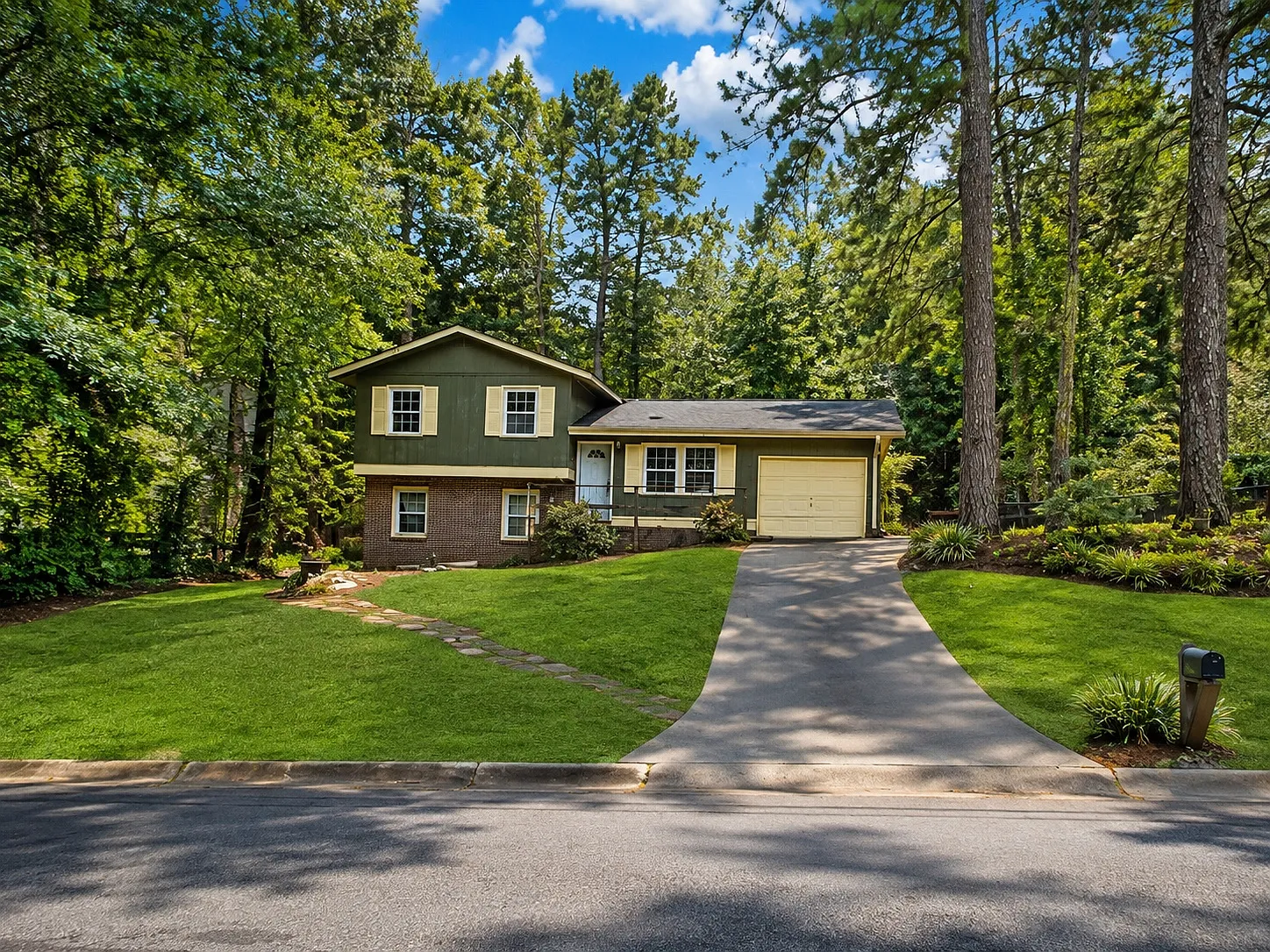 3 bed, 1.5 bath, 1316 sqft, $1,600 — Photo 1