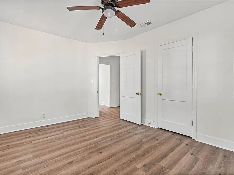 5213 Pineview Ln S — Photo 12