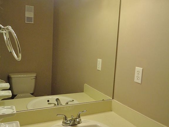 4th image of 2418 Hampstead Dr